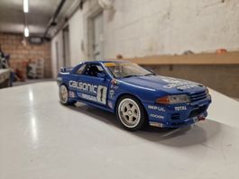 Nissan Skyline R32 Calsonic 1:18