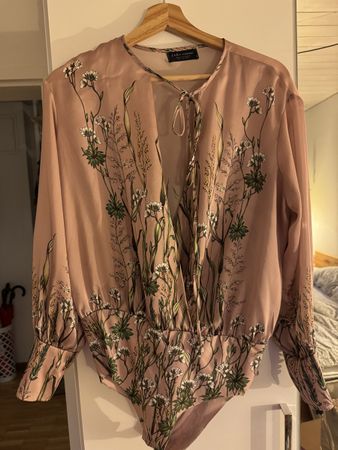 Zara Body mit Blumenmuster rosa langarm guter Zustand