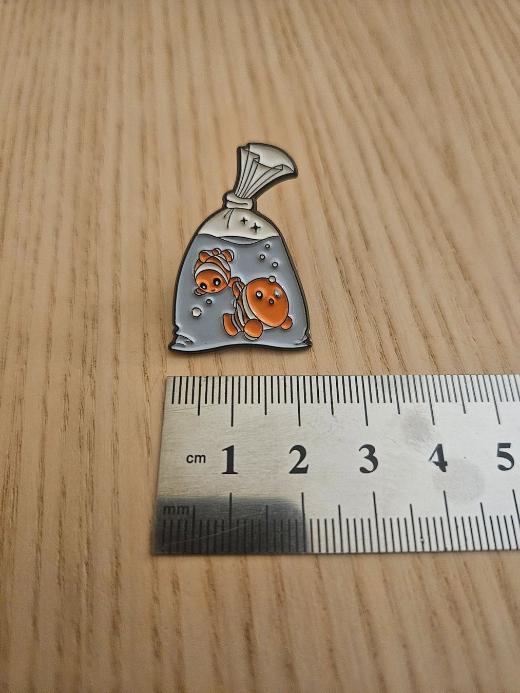 Plaketten & Abzeichen: Clownfisch Pin Badge Anstecker – Gebraucht aus Luzern von Lucan_Valerius
