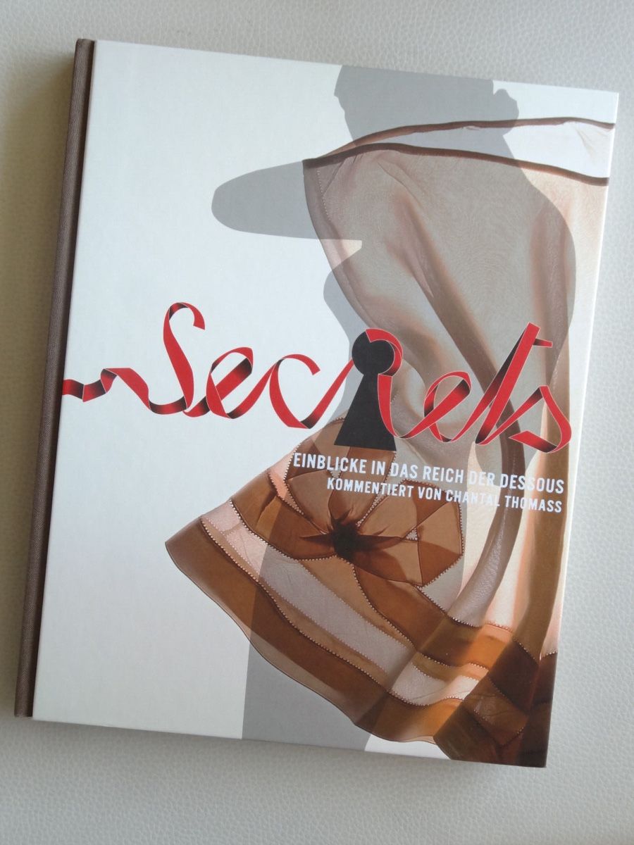 Libri: Secrets - Einblicke in das Reich der Dessous Chantal Thomass – Nuovo (secondo la descrizione) da Schaffhausen venduto da Reporter 1
