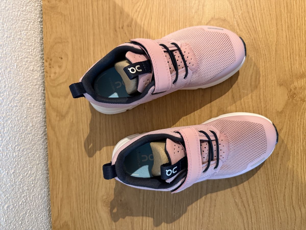 On Scarpe per ragazze: Kinder-Schuhe ON Cloud Play | Grösse 31.5  – Nuovo (secondo la descrizione) da Grosswangen venduto da winkelfeld 7