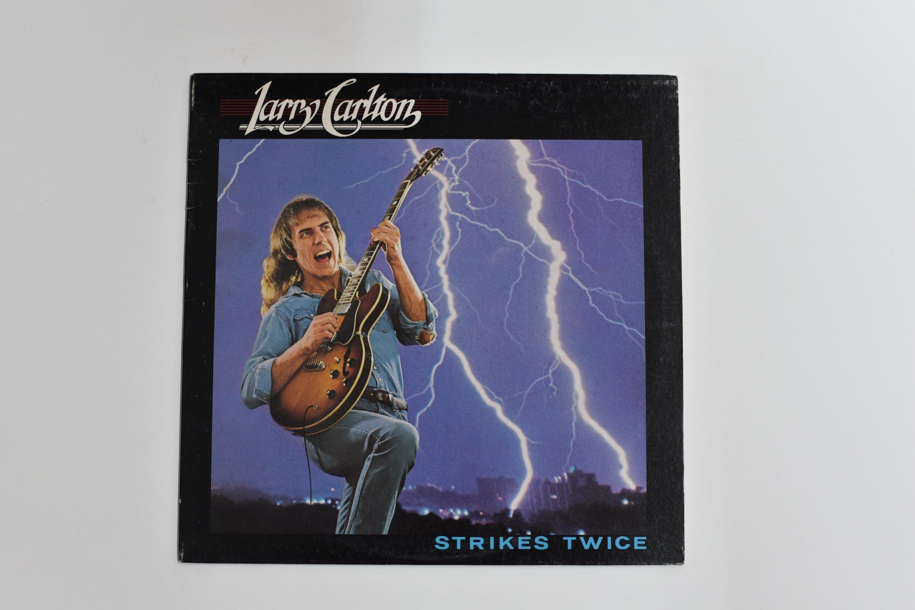 Dischi in vinile: Schallplatte Larry Carlton - Strikes Twice – Usato da Glis venduto da AtelierManus