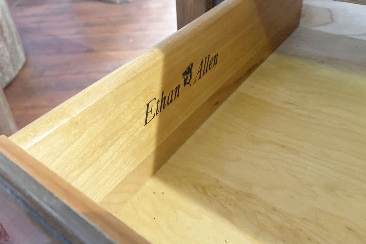 Cassettiere: Ethan Allen Holz Kommode auf Rollen, Anrichte – Usato da Ballwil venduto da ClassicGallery 2