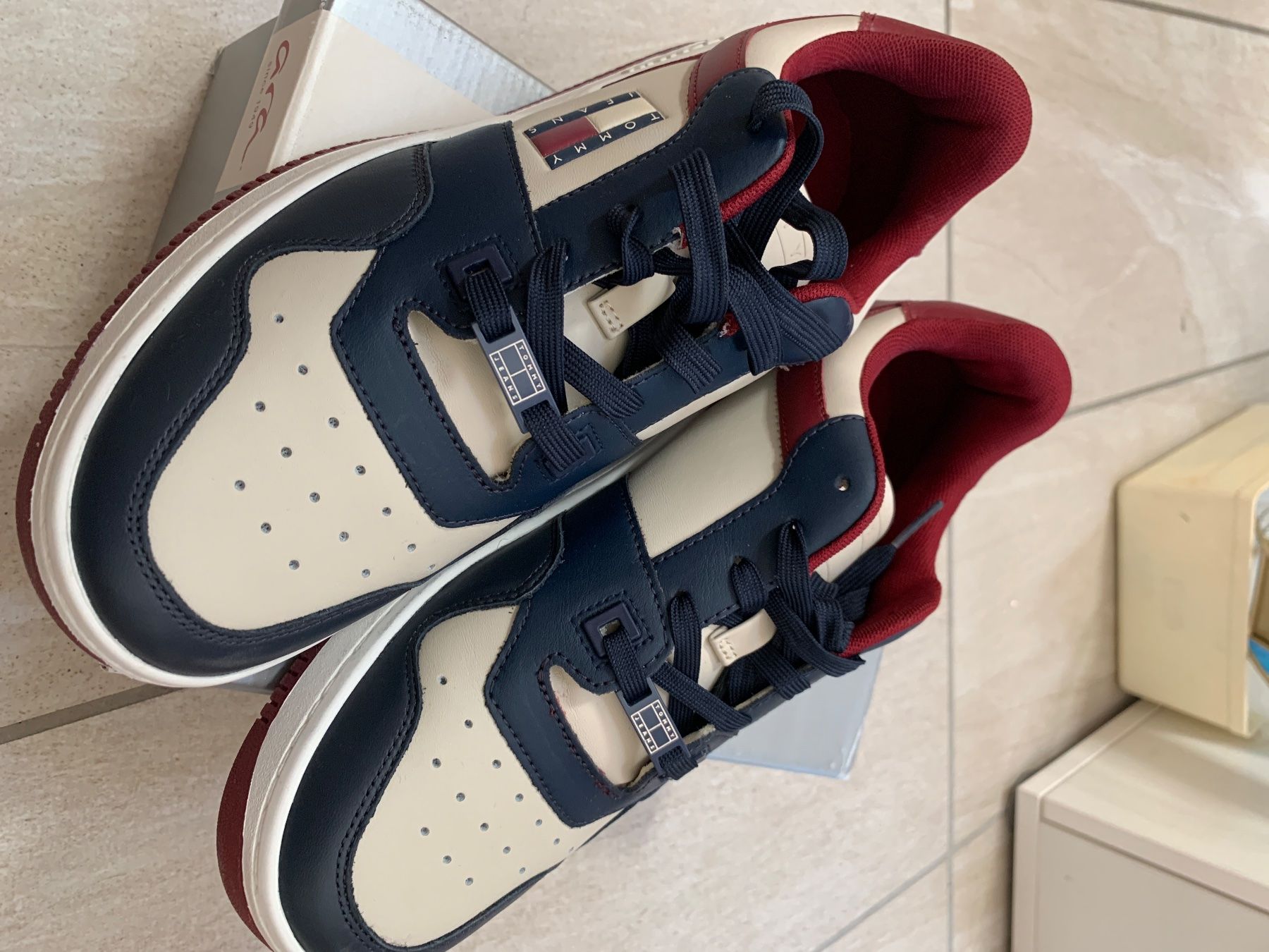 Tommy Hilfiger Scarpe da uomo: Tommy Hilfiger baskets neuves!  42 – Usato da Les Evouettes venduto da Cuenca2023