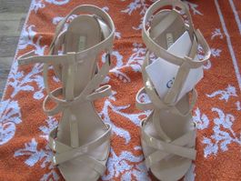 Guess Pumps