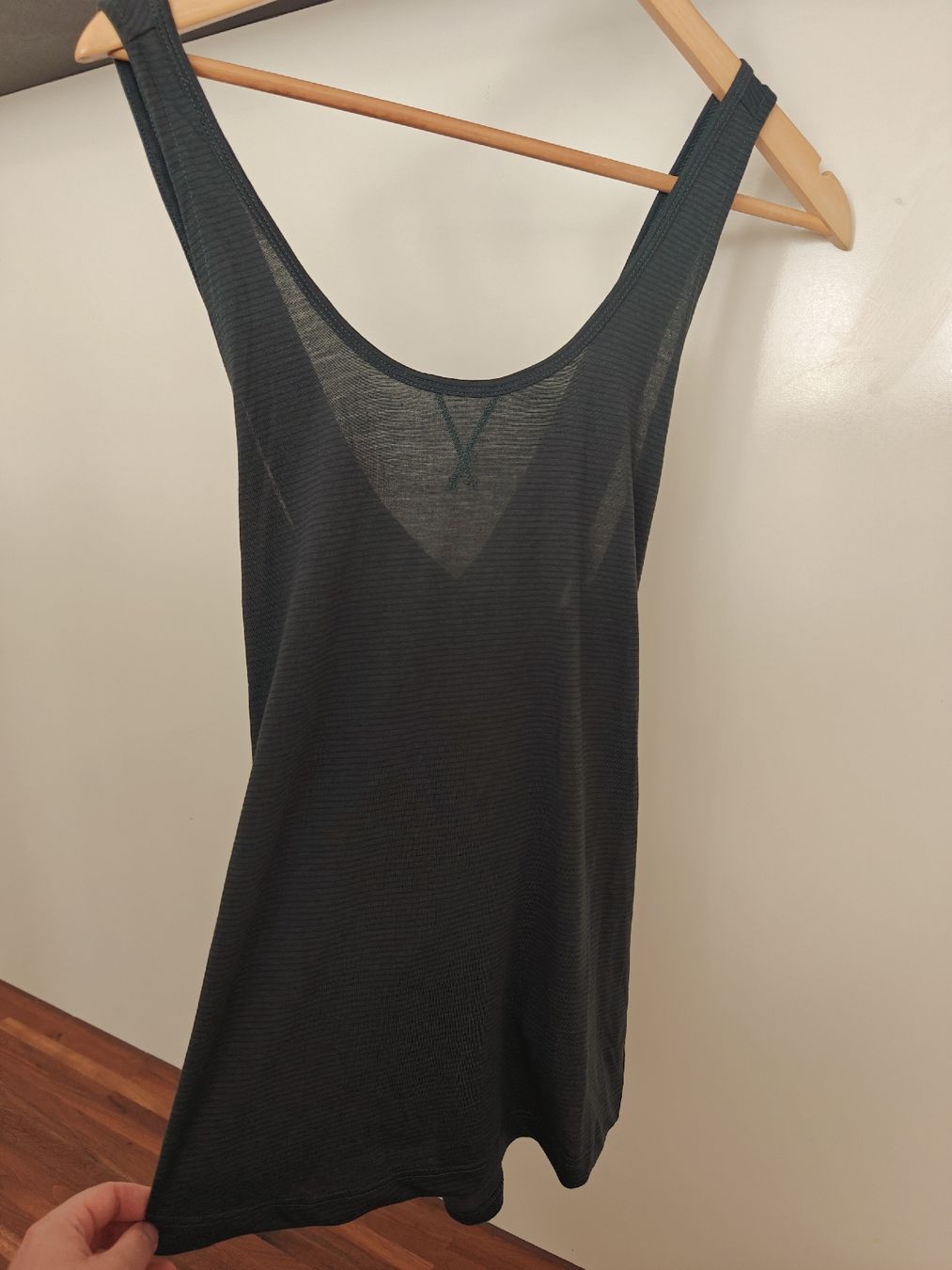 Black Diamond Tops: NWT Black Diamond "Splitter" Crossover Open-Back Tank Top –  – Neuf avec emballage d'origine à Wabern par kat_w92r 1