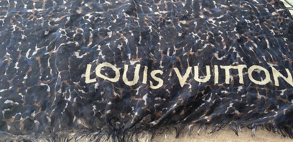 Foulard & Sciarpe: À vendre très belle Écharpe Louis Vuitton  – Usato da Bussigny venduto da sar_8kvt 2