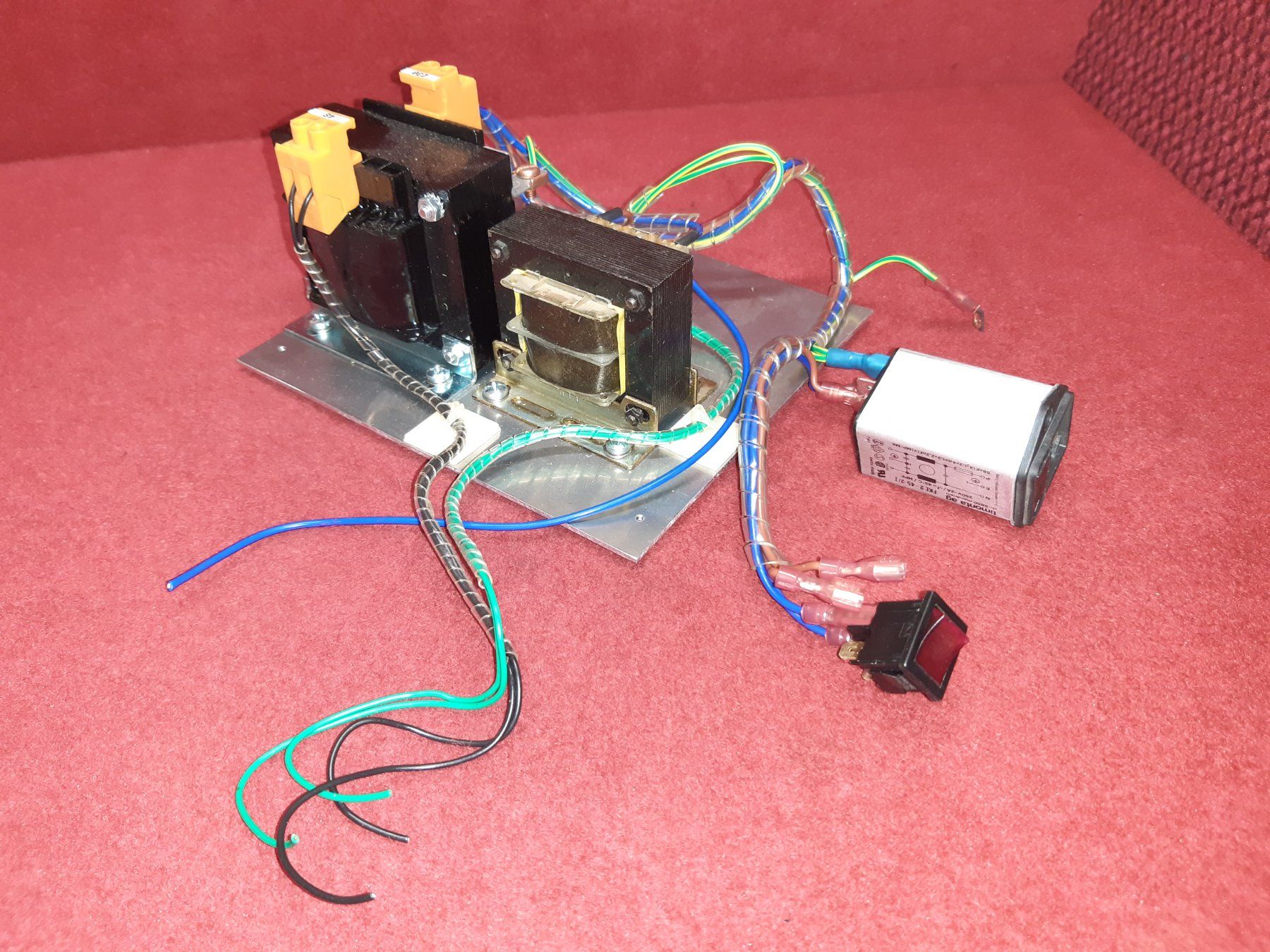 Componenti elettronici: 2 Stk. Transformatoren, 12V & 48V, ungtestet! Inkl. Schalter – Usato da Lohn-Ammannsegg venduto da Molch7 1