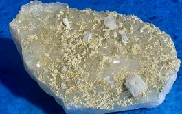 Mineralien: Heulandit auf Bergkristall.    Gibelsbach Fiesch