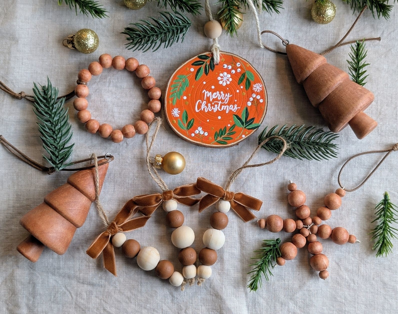 Tutte le decorazioni: Hand Painted Wooden Christmas Ornaments Set,  Rustic Charm – Nuovo e nell'imballaggio originale da Winterthur venduto da LaVieColor