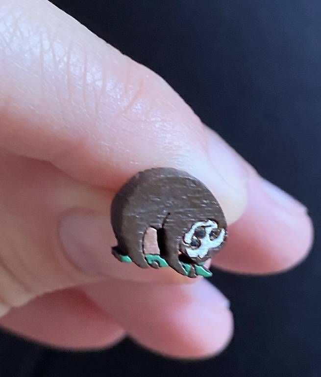 Orecchini pendenti & Orecchini a lobo: Mini Ohrstecker Faultier aus Holz  – Usato da Zürich venduto da emw_cpq8