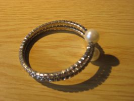 Armband mit Glitzersteinchen
