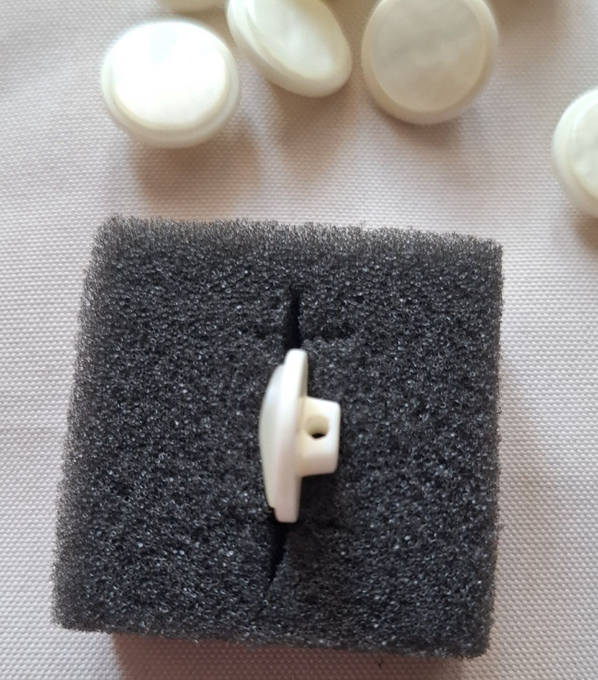 Knöpfe: 1 Set Knöpfe, 16 mm. elfenbeinfarben – Gebraucht aus Dietikon von Hirschkopf 2