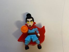 Figurine Super-héros cape rouge yeux jaunes orange balle