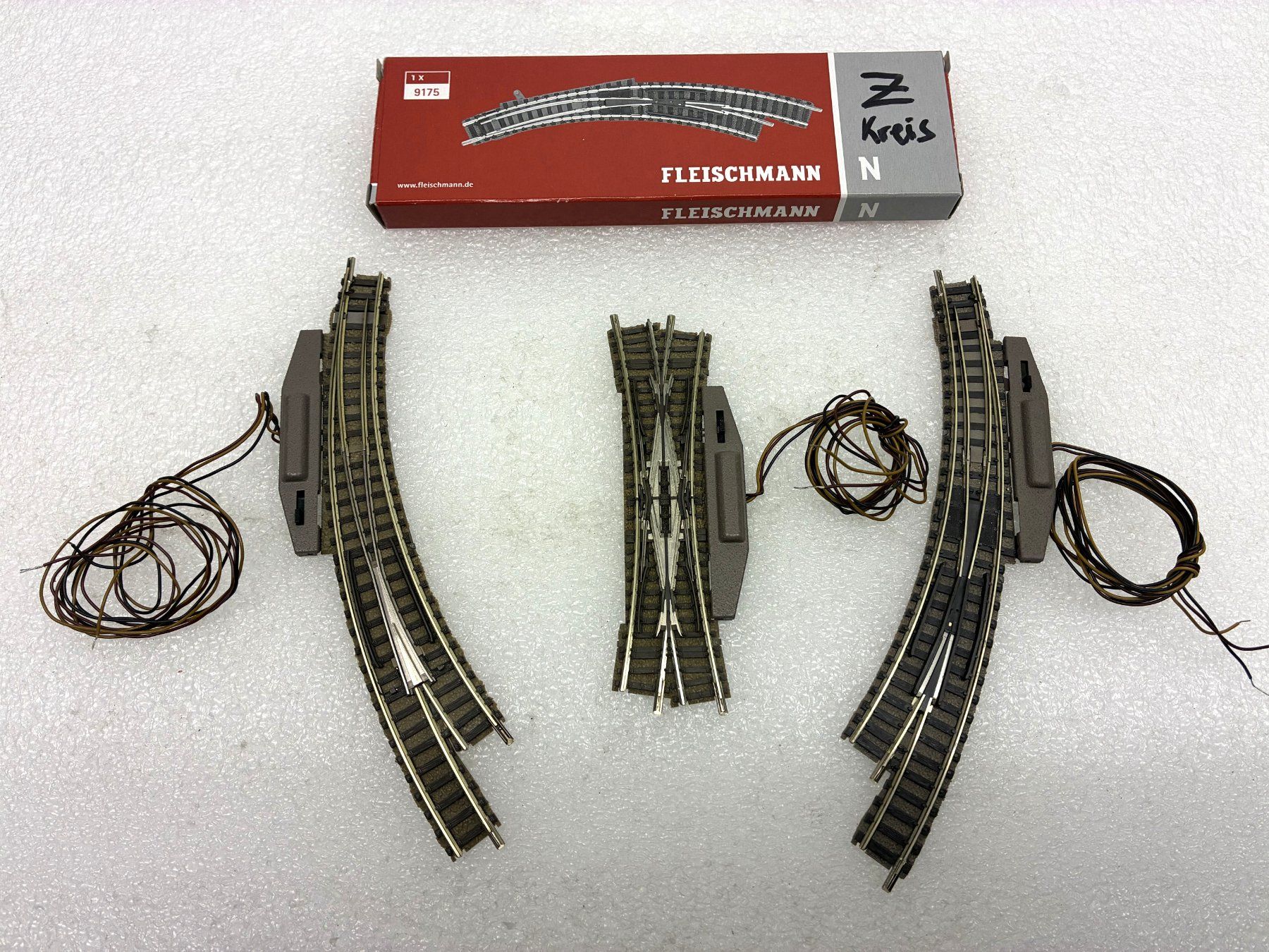 Fleischmann Modellini di ferrovie: Fleischmann N: 2x el. Bogenweichen R/L - 1 Kreuzungsweiche – Usato da Thun venduto da retoolinoo