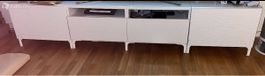 Weisses TV-Lowboard IKEA mit viel Stauraum