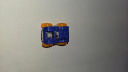 Spielzeugauto blau mit orangen Raedern aus Kinder Ü-Ei