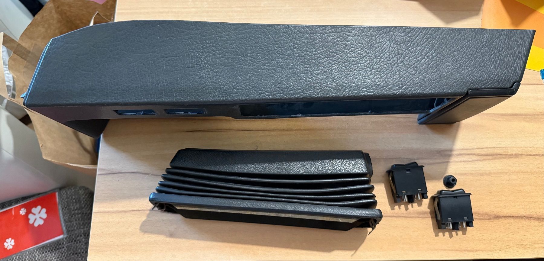 BMW Alle Autoersatzteile: BMW E30 Mittelkonsole Schwarz + Sitzheizung Schalter – Gebraucht aus Winikon von cabriofan01 2