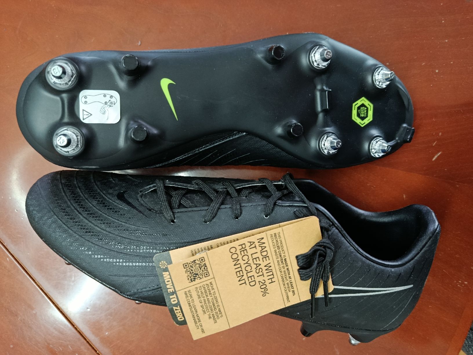 Nike Scarpe da uomo: Lot de 4 chaussures de foot – Nuovo (secondo la descrizione) da Zollikon venduto da eur_p7wf 1