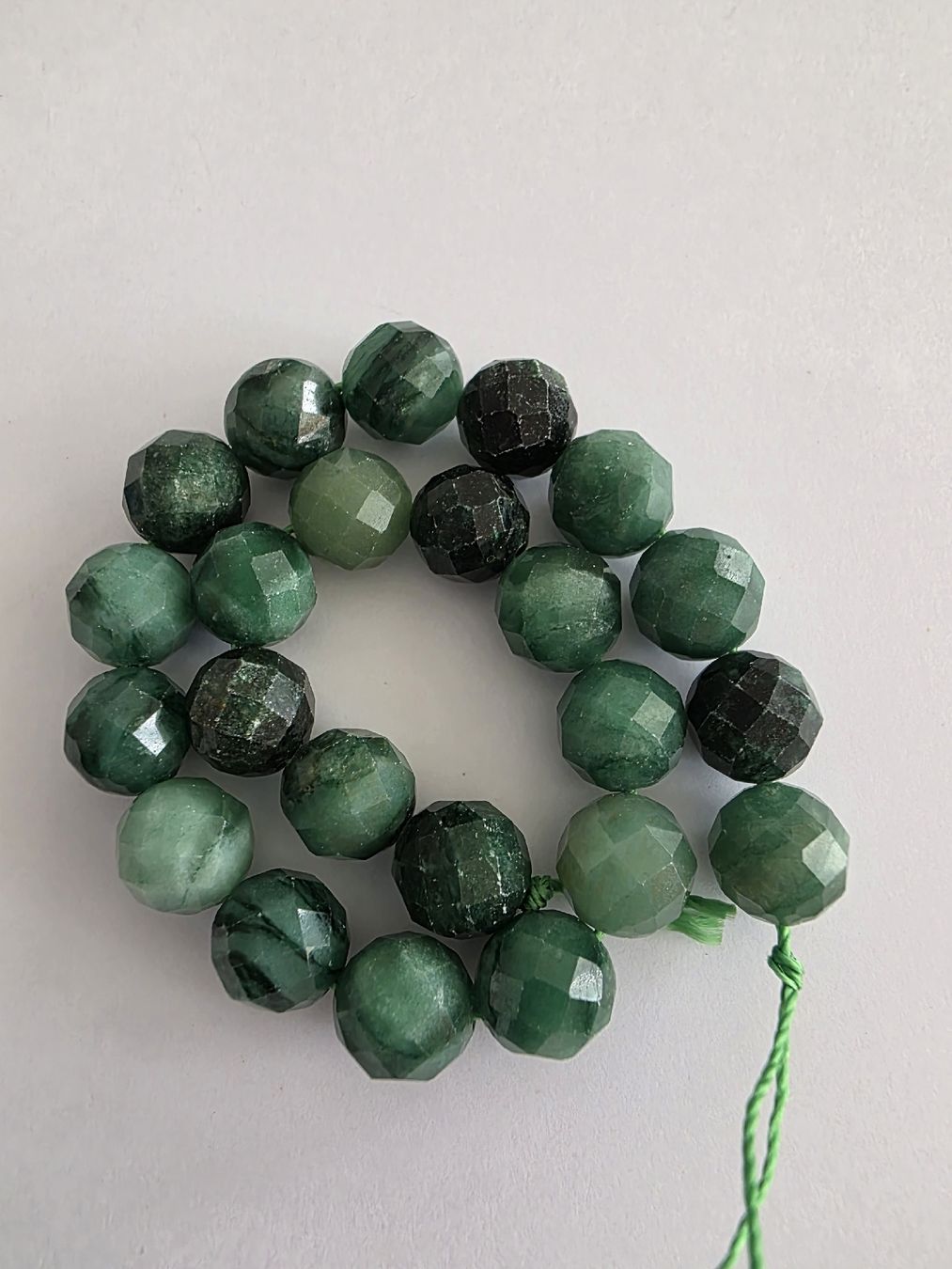Mineralien & Heilsteine: Smaragd (Emerald) facettiert ca. 8mm. Strang – Neu und originalverpackt aus Menziken von Mirager 1