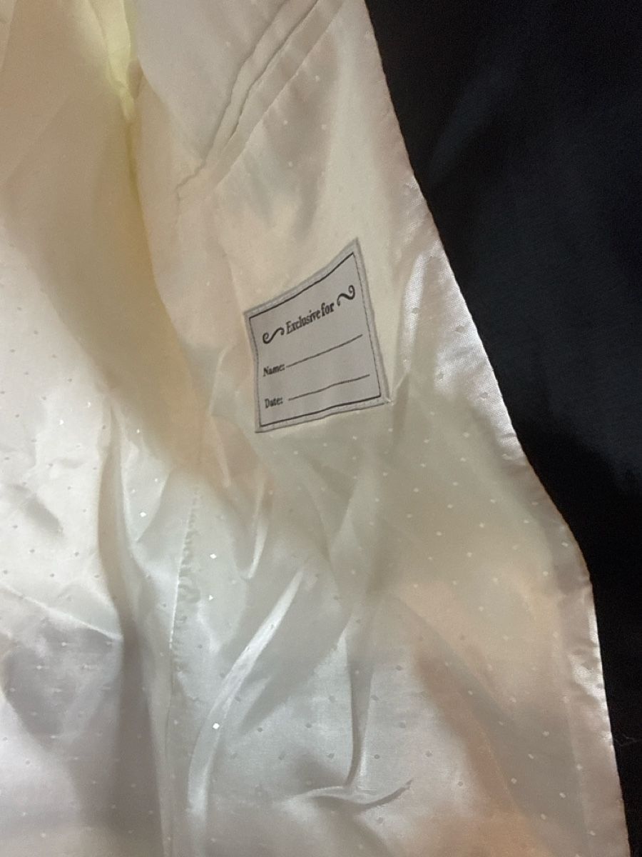 Jacken: Elegant Cream Blazer with Black Trim, Size Medium – Gebraucht aus Effretikon von lio_gjr8 6
