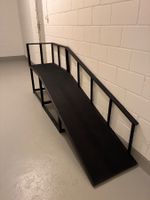 Angefertigte Hunderampe in schwarz aus Holz mit Gummimatte