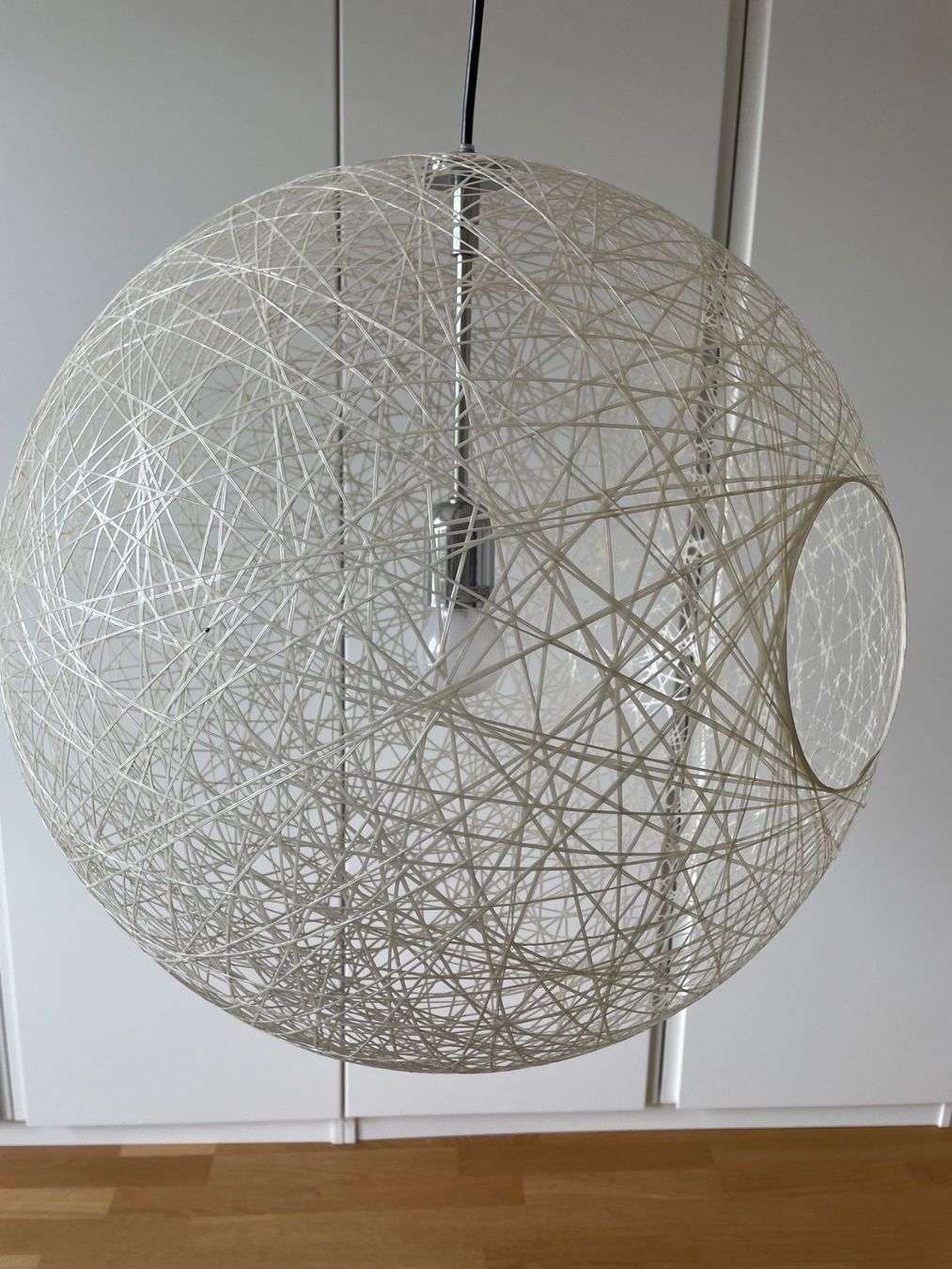 Moooi Lustres & lampes de plafonds: Moooi Random Light small weiss Pendelleuchte – D'occasion à Küssnacht am Rigi par goldsucherin