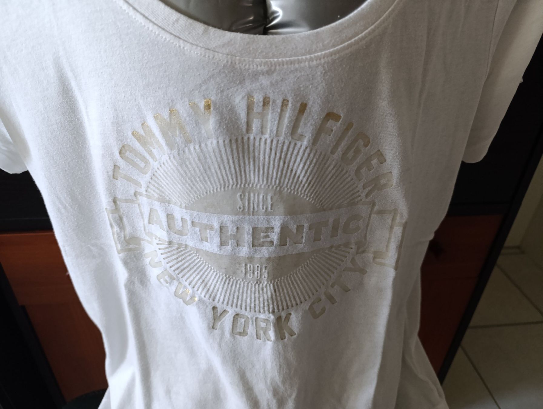 Tommy Hilfiger T-shirt: T-shirt Tommy Hilfiger blanc – Usato da St-Cergue venduto da Neviana 1