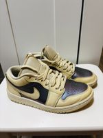 Air Jordan 1 Low Sneakers beige/dunkelviolett Grösse 37,5