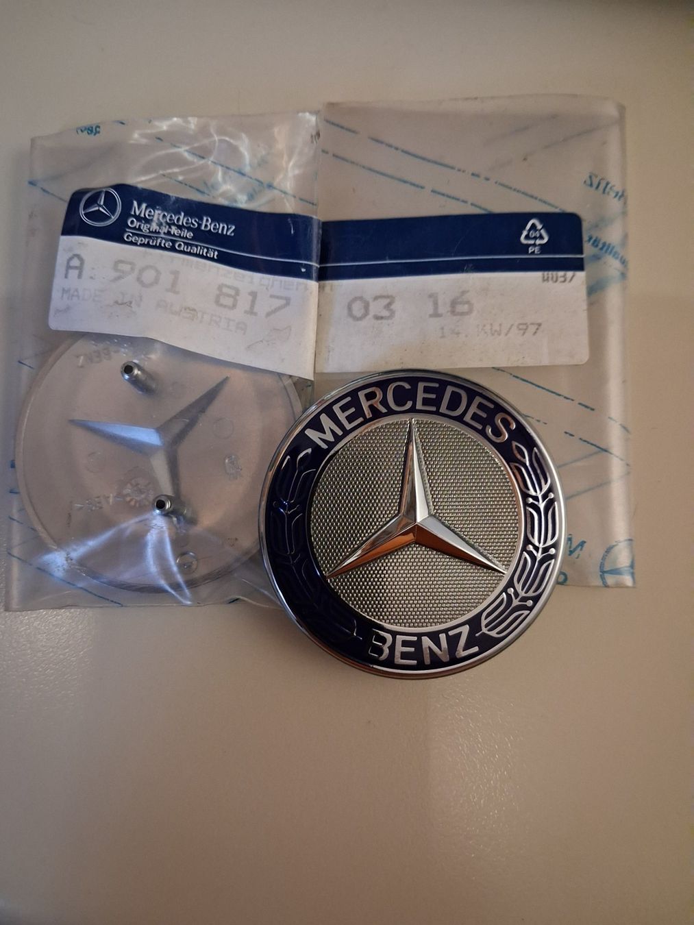 Mercedes-Benz Tutti pezzi di ricambio auto: Mercedes Emblem – Nuovo e nell'imballaggio originale da Niederuzwil venduto da saimaa5357A