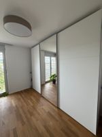 Grosser Designer Schwebetürschrank 3-Teilig weiss / Spiegel
