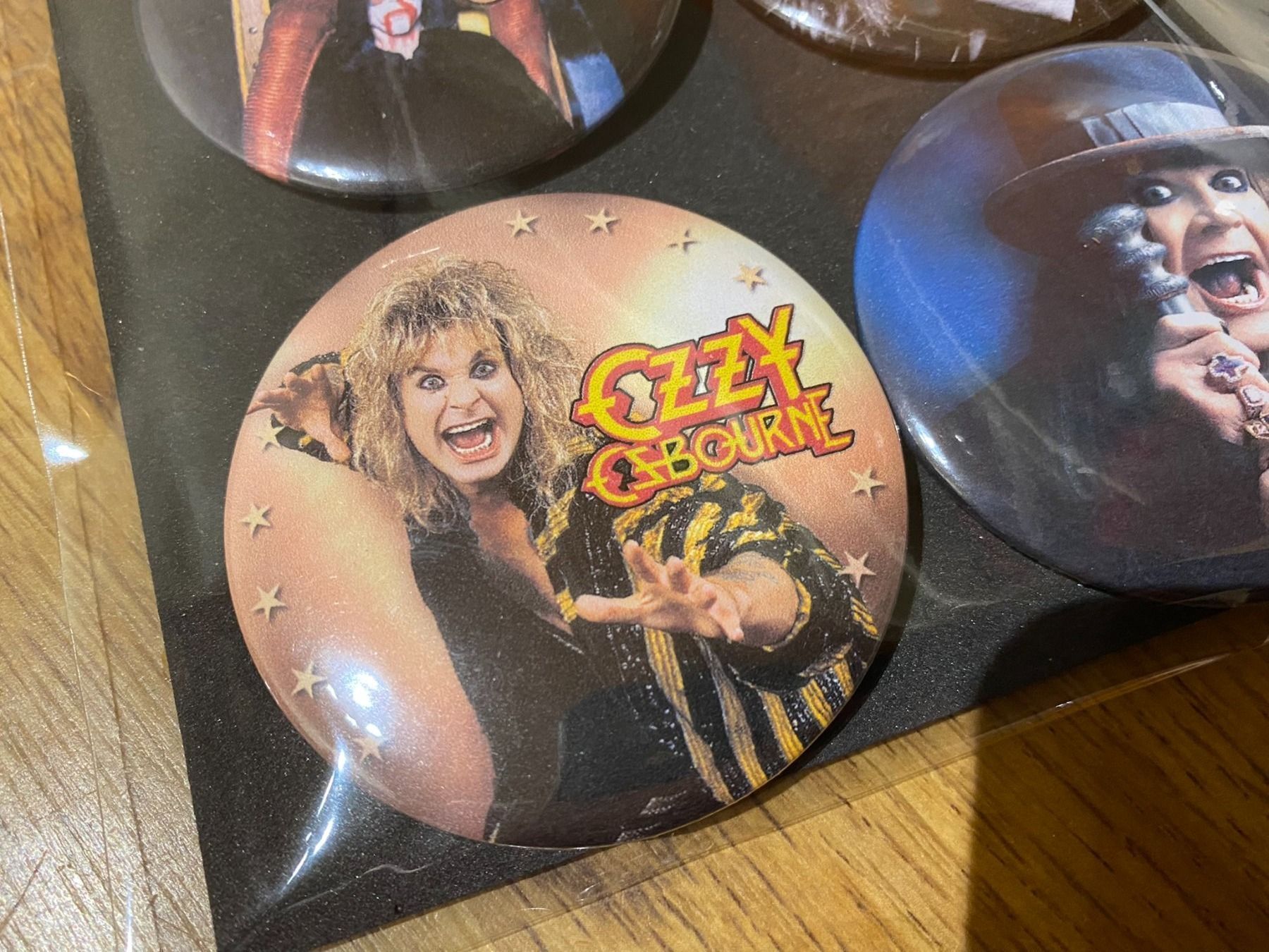 Placchette & Badge: Ozzy Osbourne Ansteck Badges! – Nuovo (secondo la descrizione) da Basel venduto da FatCatPacksTheRatt 2