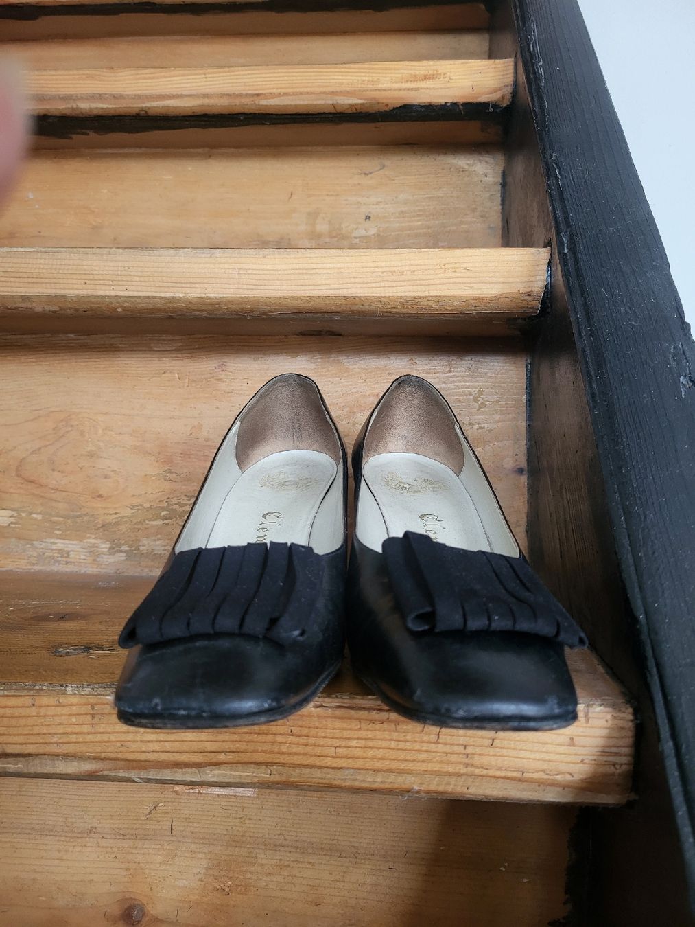 Scarpe da donna: Pumps aus Schwarzem Leder  – Usato da Zweisimmen venduto da Adorable 2