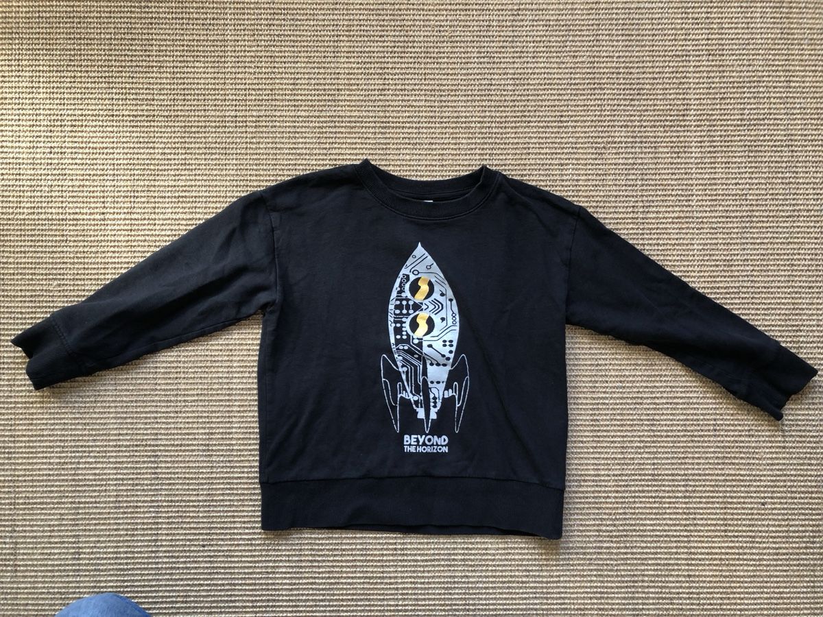 Maglioni & Felpe: Pullover mit Rakete, Grösse 128 – Usato da Zürich venduto da EliseSchmitz