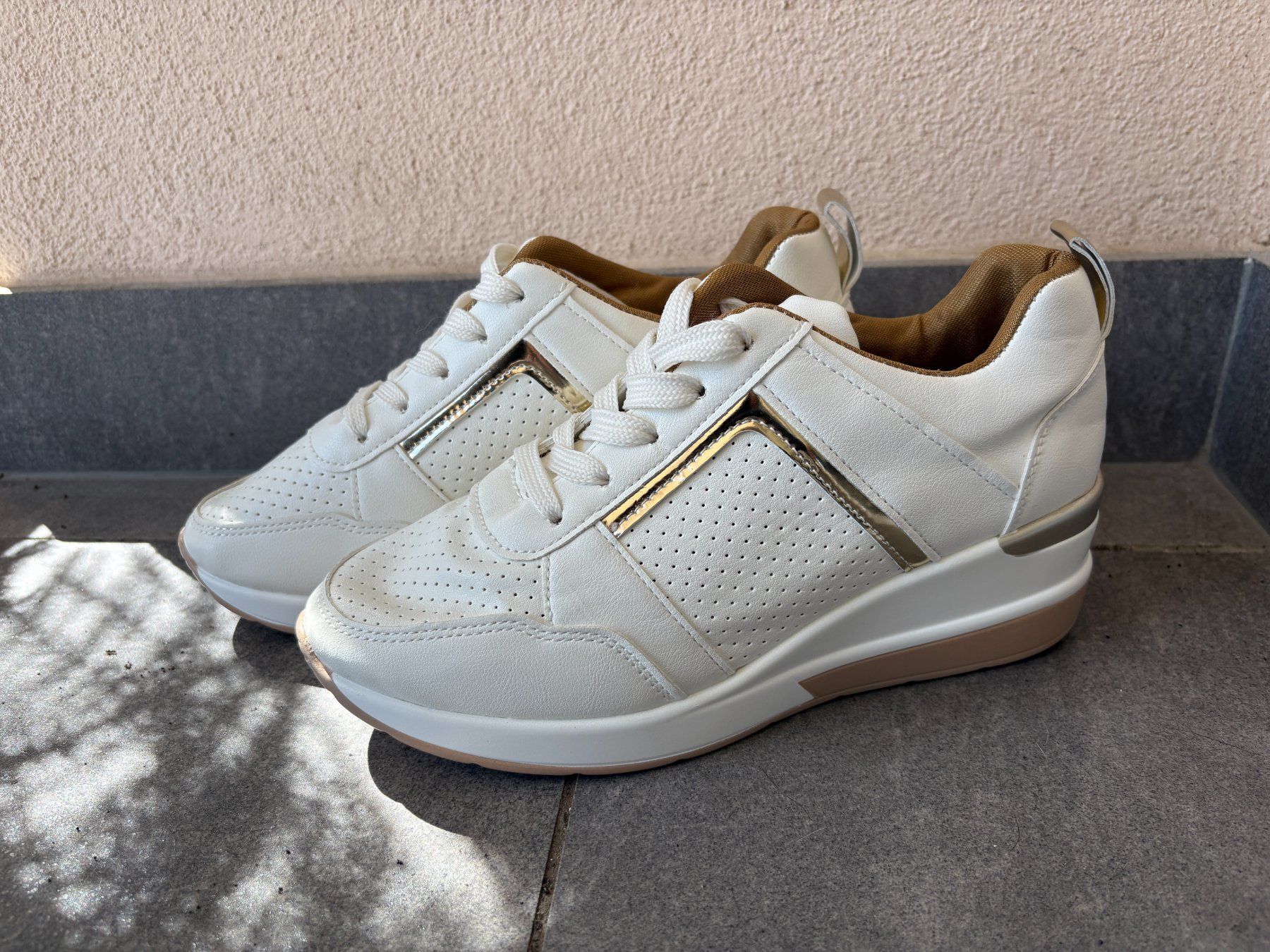 Damenschuhe: Keil-Sneaker weiss-gold – Neu und originalverpackt aus Contra von Oly_93 1
