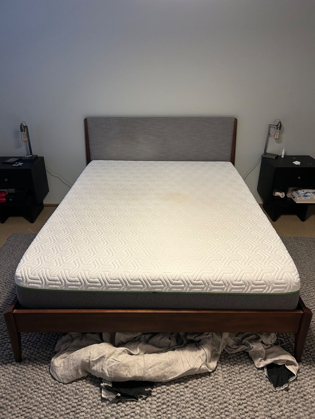 Betten: West Elm Bed Frame – Gebraucht aus Zürich von lot_hct9
