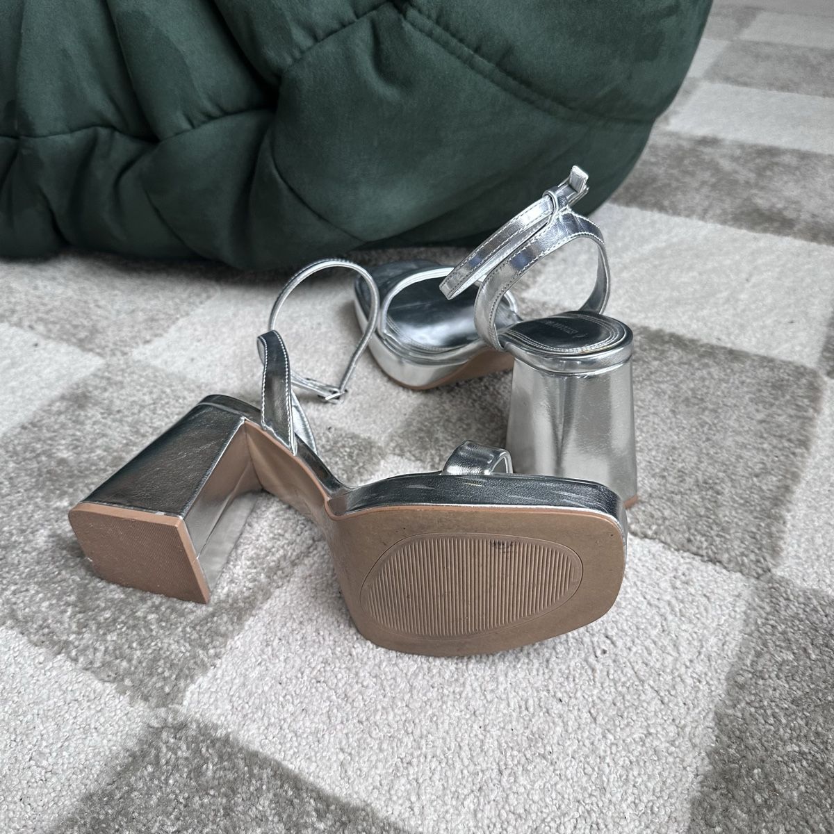 Stradivarius Scarpe da donna: Stradivarius Sandale mit Keilabsatz – Usato da Solothurn venduto da coexism 2