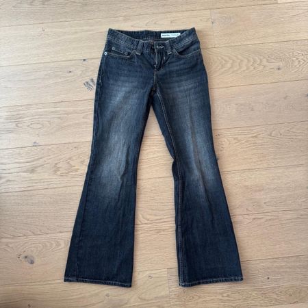 Jean Bershka évasé, style denim rétro, taille 36