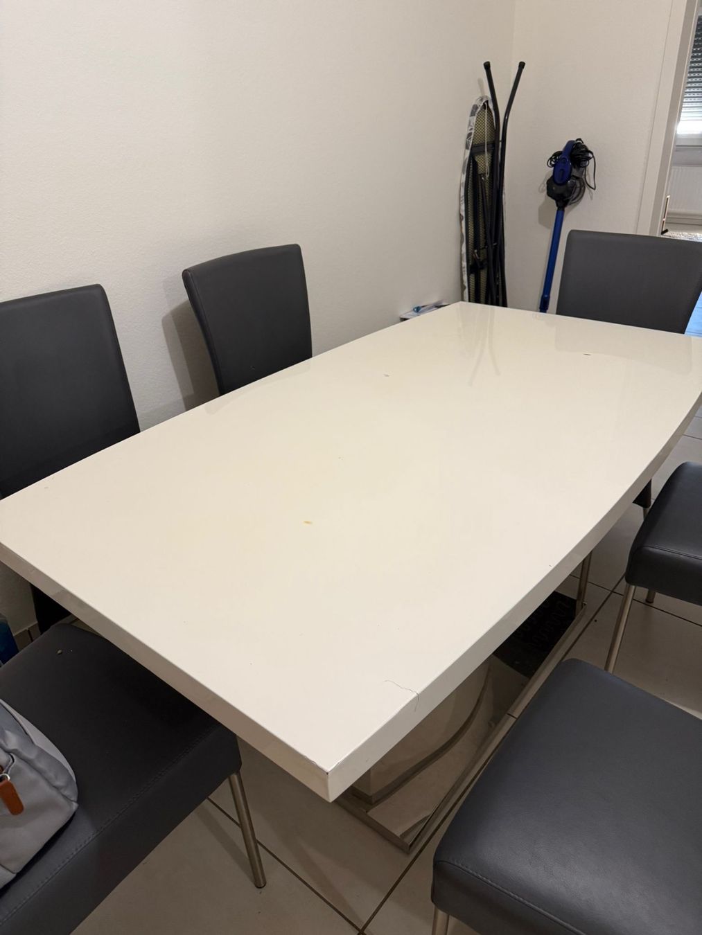 Tischset: Esstisch weiss mit 6 Stühlen – Gebraucht aus Zufikon von lar_59nt