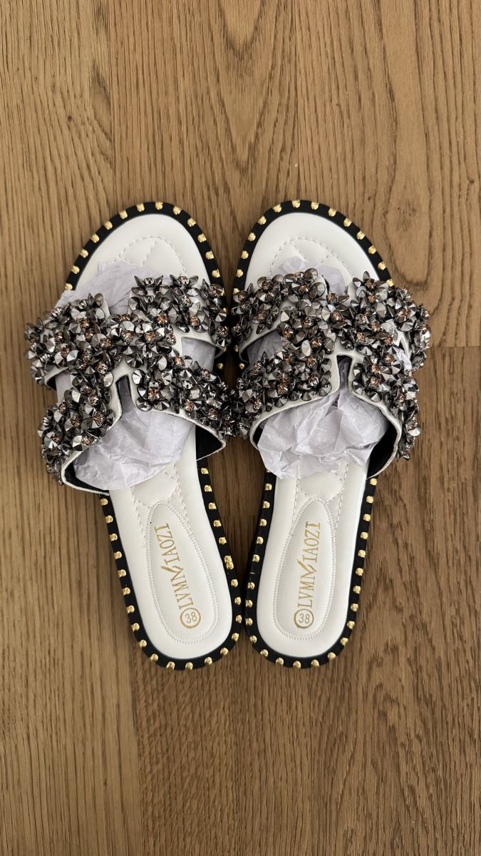 Scarpe da donna: EMBELLISHED SLIP-ON FLIP FLOPS WITH STRASS – Nuovo e nell'imballaggio originale da Zürich venduto da yan_5ydb