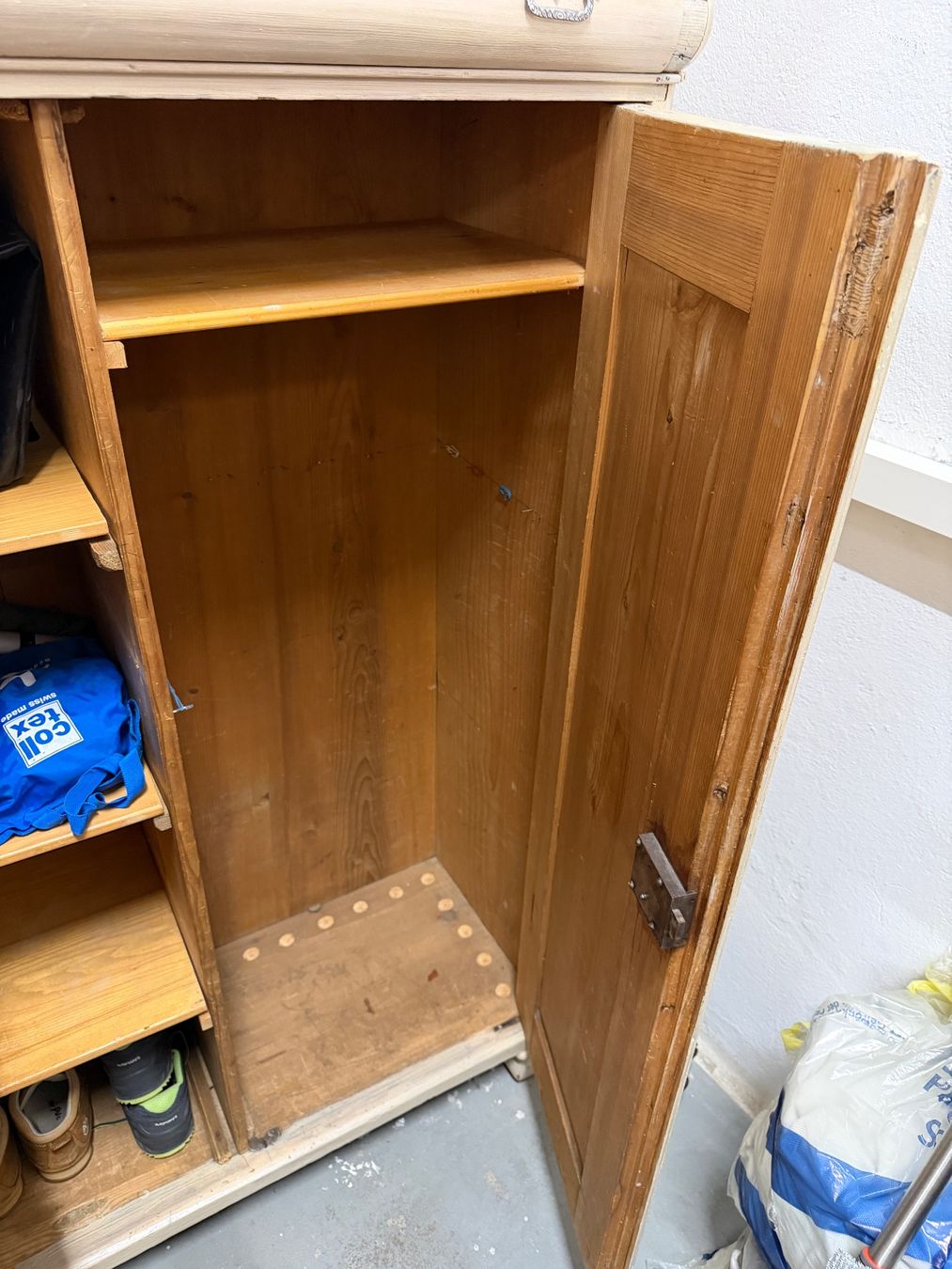 Armadi: Holzschrank weiss – Usato da Bern venduto da maurus1996 2