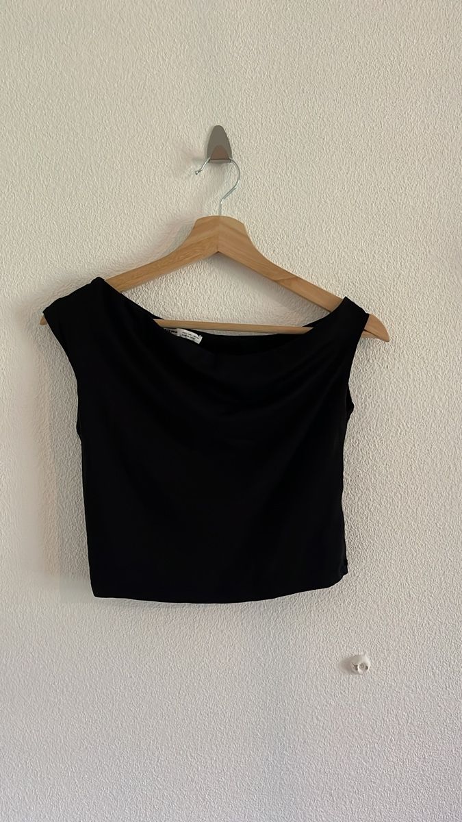 Bershka Top: Crop top noir – Usato da Martigny venduto da mar_p55z