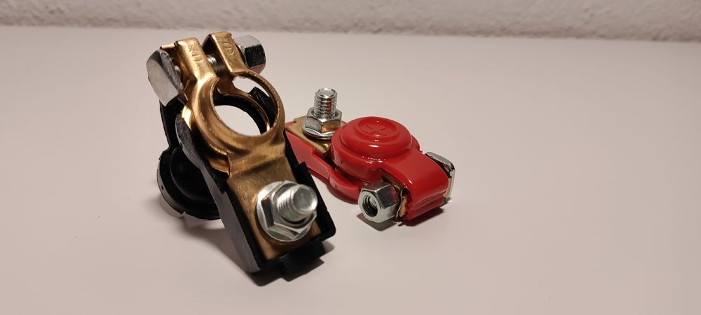 Batterie-Pol-Klemmen / Plus & Minus mit Schutzkappen (Neu (gemäss ...