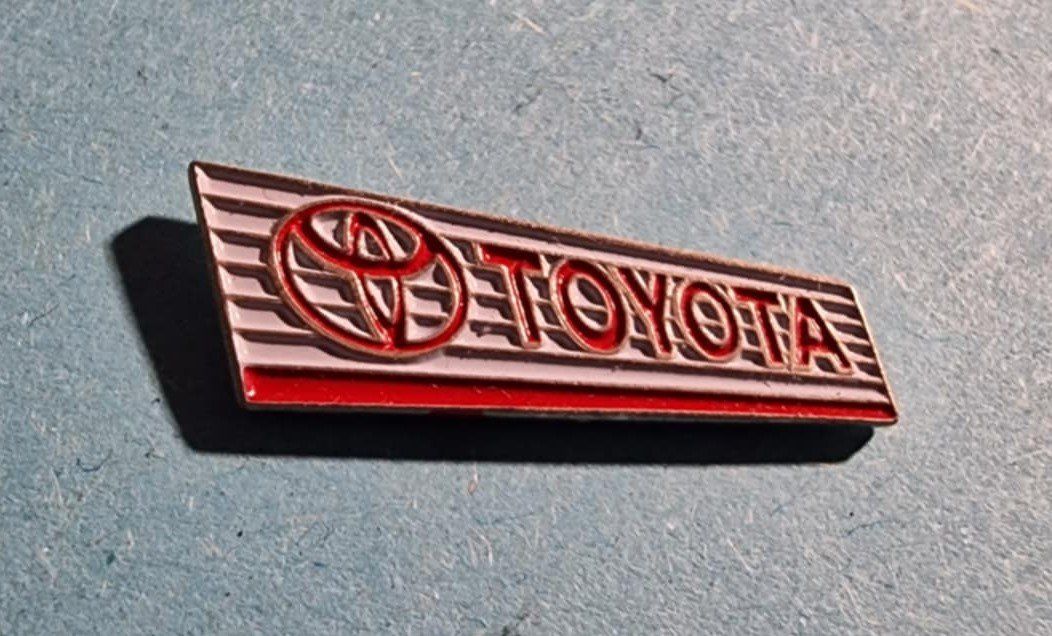 Toyota Plaquettes & Badges: Pin Toyota – D'occasion à Härkingen par specialshapes