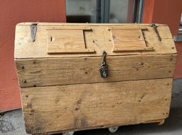 Uraltes Möbel - vermutlich für Vorräte gebraucht