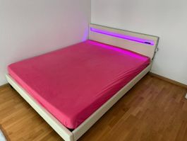 Bett mit integrierte LED
