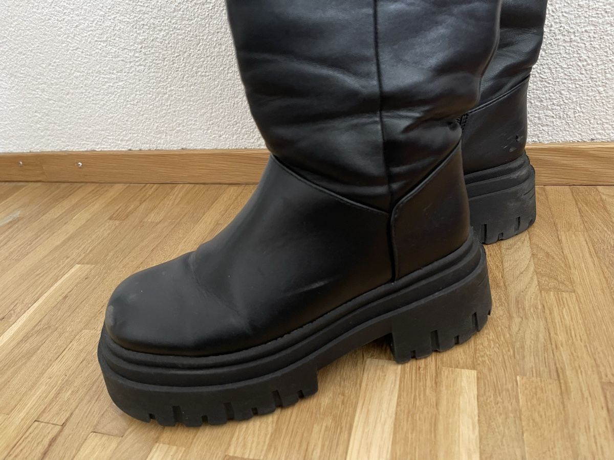Scarpe da donna: Schwarze Winterstiefel mit Profilsohle, Grösse 36 – Usato da Stallikon venduto da oez6e 1