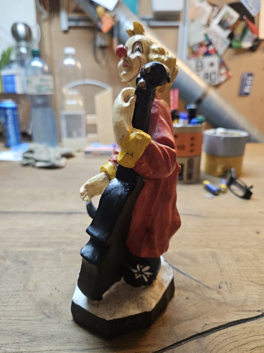 Statuette: Clown Figur mit Cello (DR) – Usato da Rorschach venduto da TimelessTrading 1