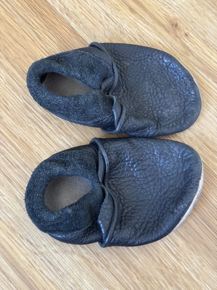 Scarpe per ragazzi: Zwei Paar Lederschläppli – Usato da Basel venduto da spassbremse