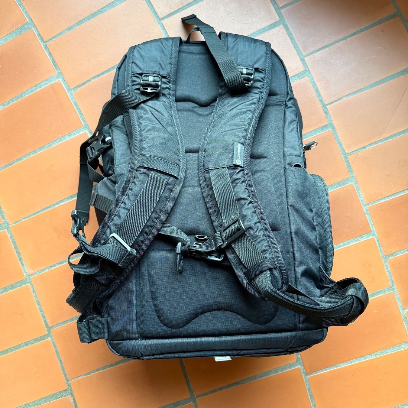 Pacsafe Zaini: Fotorucksack Pacsafe Camsafe V25 – Usato da Cugnasco venduto da malbeats 6